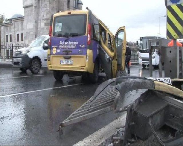 Beyoğlu'nda Yağmur Nedeniyle Kayan Minibüs Karşı Şeride Geçti