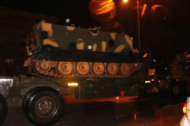 Hatay Sınırına Tank Sevkiyatı Sürüyor