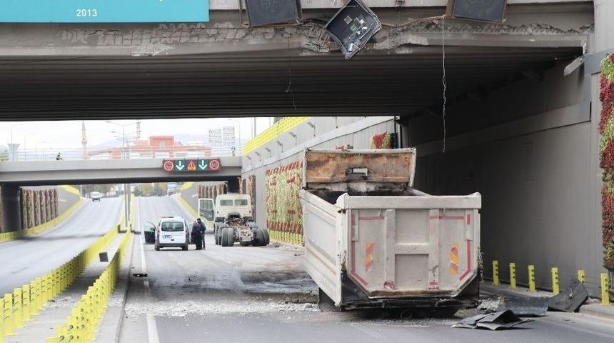 Damperli Kasası A&ccedil;ılan Kamyon Alt Ge&ccedil;ide &Ccedil;arparak İkiye Ayrıldı