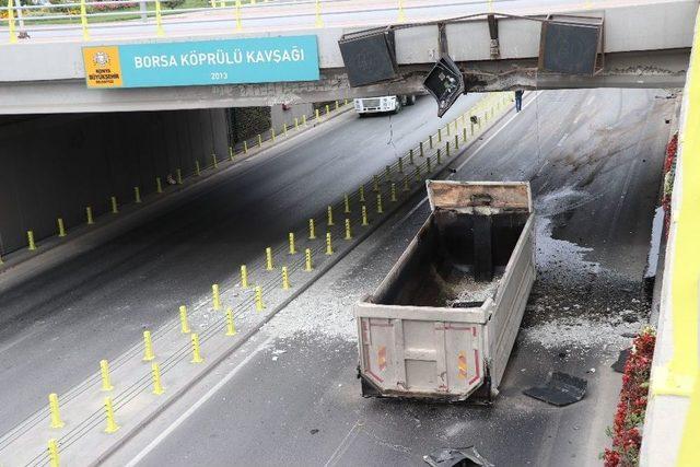 Damperli Kasası Açılan Kamyon Alt Geçide Çarparak İkiye Ayrıldı