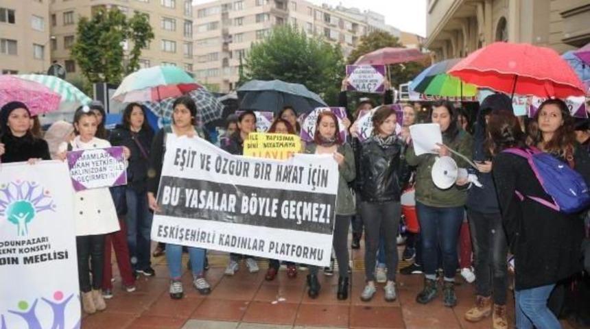Kadınların Yağmur Altında 'nikah Kıyma' Protestosu&nbsp;
