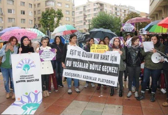 Kadınların Yağmur Altında 'nikah Kıyma' Protestosu 