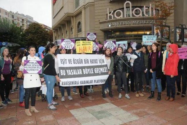 Kadınların Yağmur Altında 'nikah Kıyma' Protestosu 