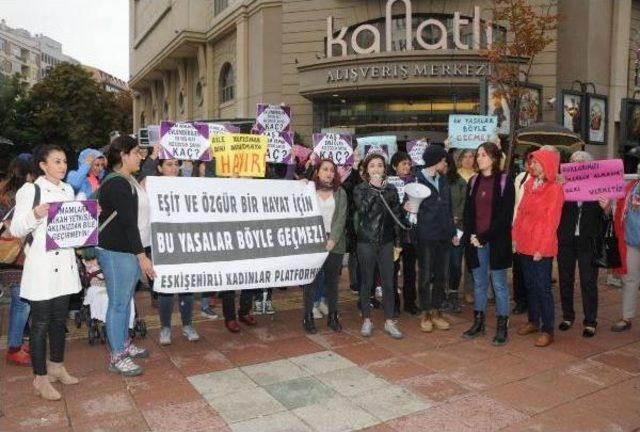 Kadınların Yağmur Altında 'nikah Kıyma' Protestosu 