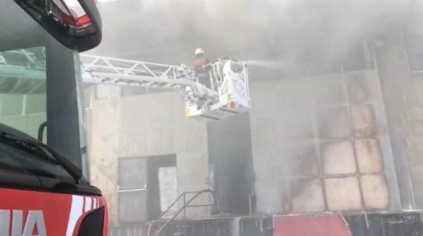 Hadımk&ouml;y'de Lojistik Deposunda Yangın (1)