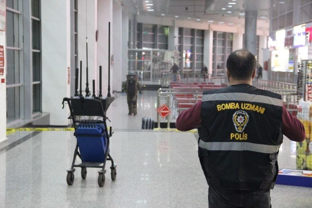 Terminalde Unutulan &Ccedil;anta Paniğe Neden Oldu