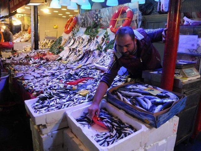 Hamsinin Fiyatını G&ouml;ren Tezgahtan Ka&ccedil;ıyor 2