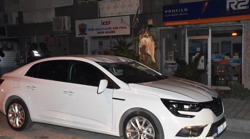 İzmir&rsquo;de Otomobilin &Uuml;st&uuml;ne Ağa&ccedil; Devrildi