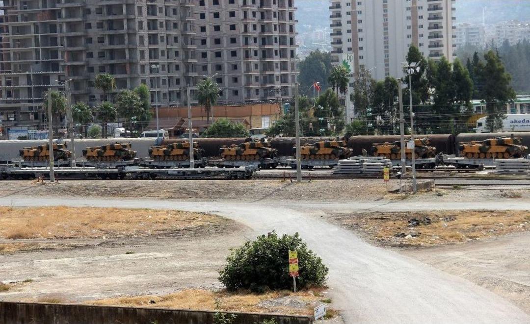 Hatay&rsquo;da Sınıra Askeri Sevkiyat S&uuml;r&uuml;yor