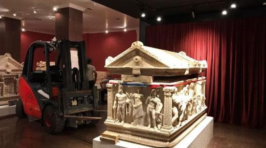 Herakles Fotoğrafından M&uuml;ze M&uuml;d&uuml;r&uuml;ne Kınama