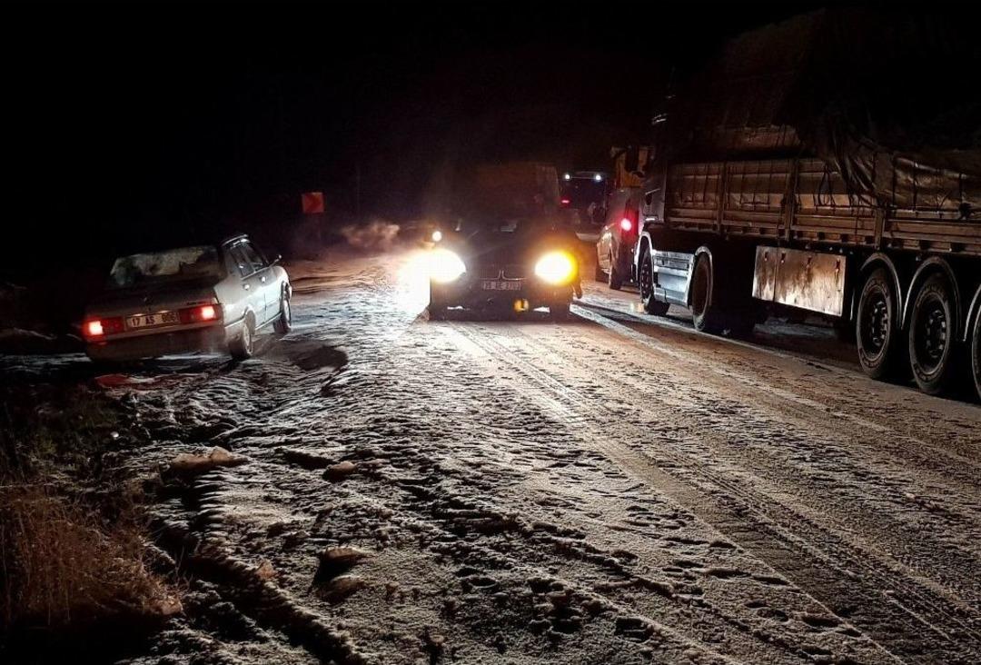 &Ccedil;anakkale-balıkesir Karayolu Trafiğe Kapandı