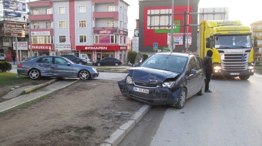 Kontrols&uuml;zce Yola &Ccedil;ıkan Otomobille Karşı Y&ouml;nden Gelen Otomobil &Ccedil;arpıştı:1 Yaralı