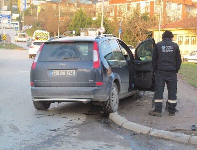 Kontrolsüzce Yola Çıkan Otomobille Karşı Yönden Gelen Otomobil Çarpıştı:1 Yaralı