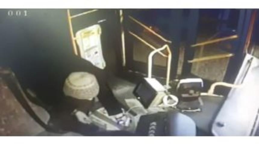 (&ouml;zel Haber) Park Halindeki &Ouml;zel Halk Otob&uuml;s&uuml; Soyuldu