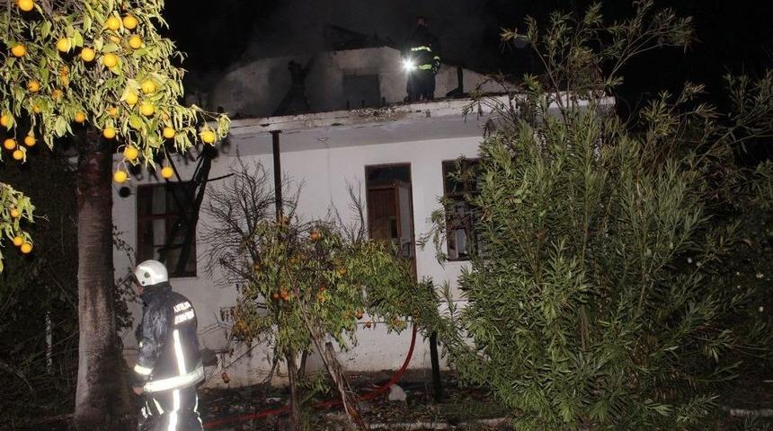 Antalya&rsquo;da Boş Binada Yangın 1 İtfaiyeci Yaralandı