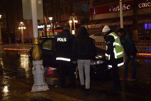 Kaza Yapan Sürücü Otomobilini Bırakıp Kaçtı 1
