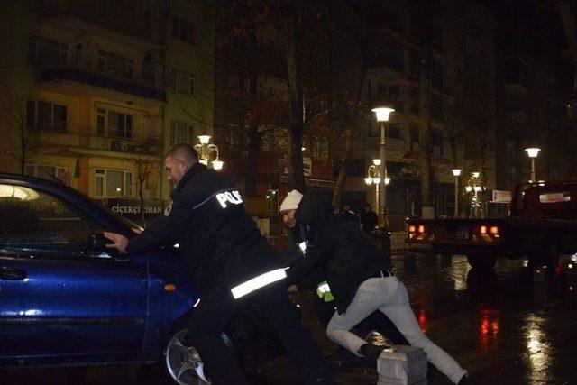 Kaza Yapan Sürücü Otomobilini Bırakıp Kaçtı 2