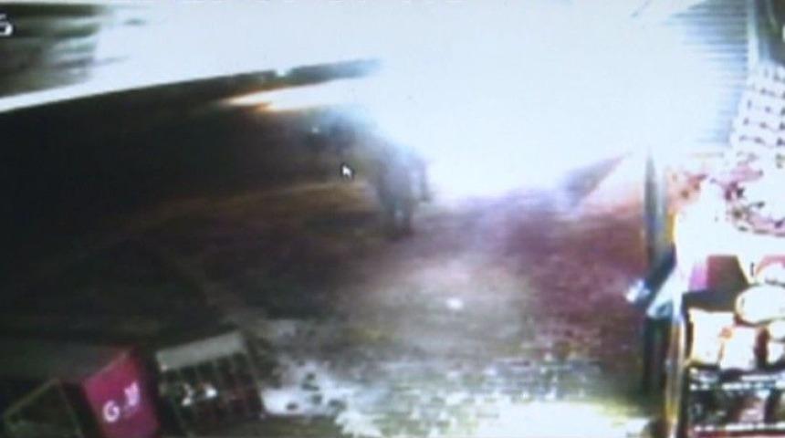 Bıçaklanan Genç Yürüyerek Evine Gidip Yardım İstedi