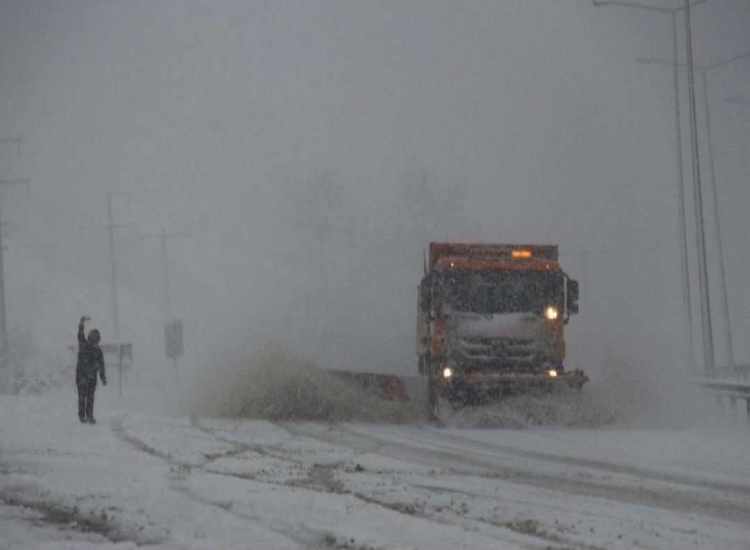 Yoğun Kar, Samsun-ankara Yolunu Trafiğe Kapattı