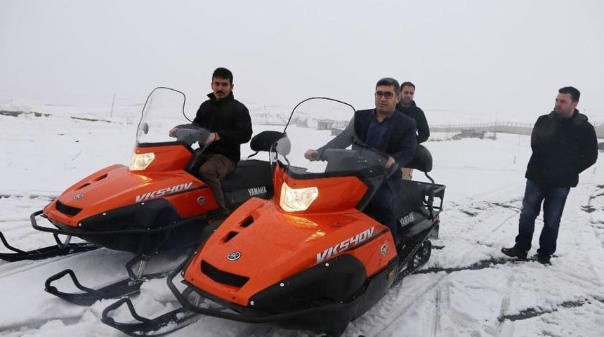 Kep&ccedil;eyle Taşınan Hastalardan Etkilenen Kaymakam Kar Motoru Aldı