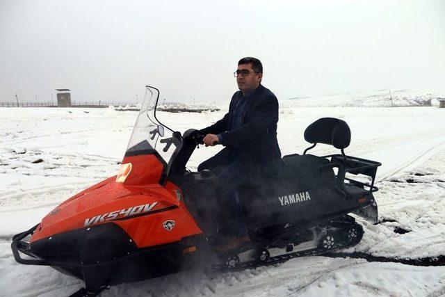 Kepçeyle Taşınan Hastalardan Etkilenen Kaymakam Kar Motoru Aldı