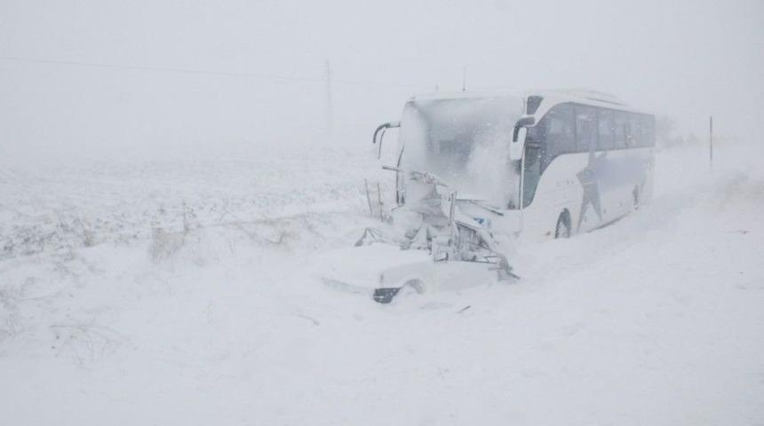 Tokat&rsquo;ta Yolcu Otob&uuml;s&uuml; Otomobile &Ccedil;arptı: 1 &Ouml;l&uuml;, 3 Yaralı