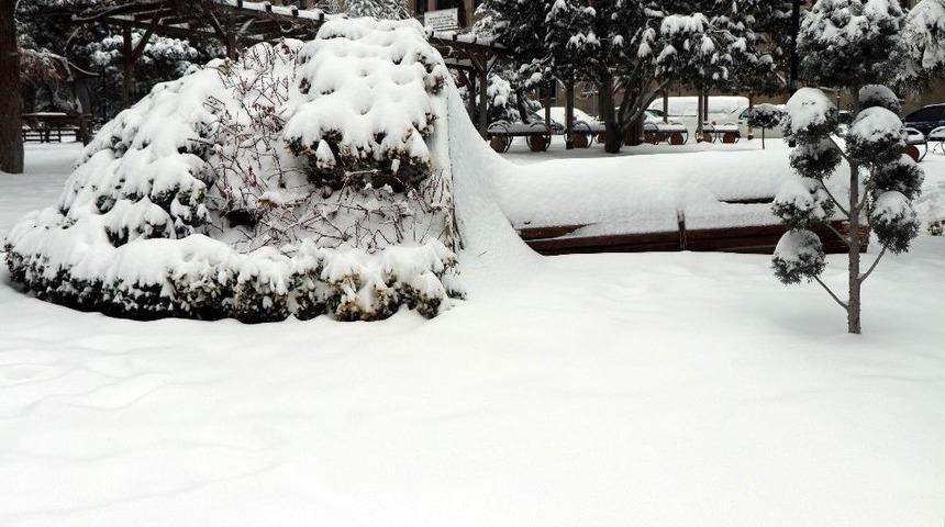Nevşehir&rsquo;de Kar Yağışı Vatandaşların Y&uuml;z&uuml;n&uuml; G&uuml;ld&uuml;rd&uuml;