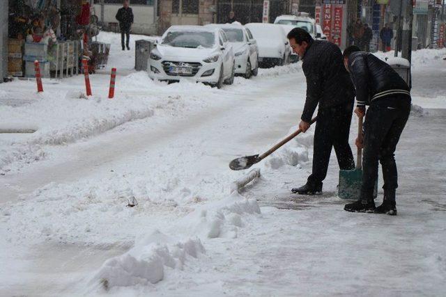 Nevşehir’de Kar Yağışı Vatandaşların Yüzünü Güldürdü