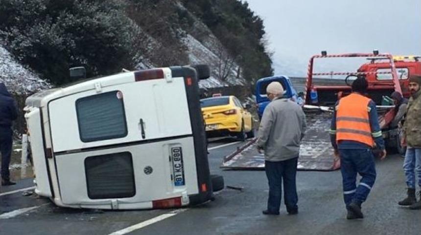 Yolcu Minib&uuml;s&uuml; Buzlu Yolda Devrildi: 2 Yaralı