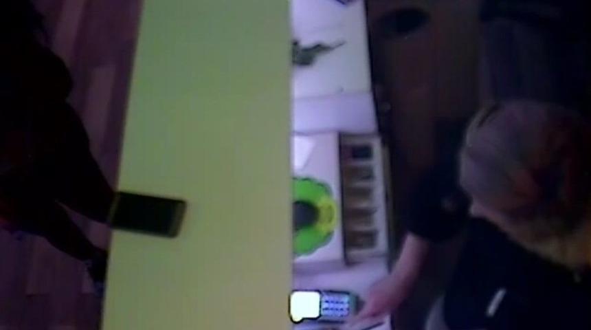 G&uuml;zelliğiyle B&uuml;y&uuml;leyen Kasiyer Kredi Kartlarını B&ouml;yle Kopyalamış