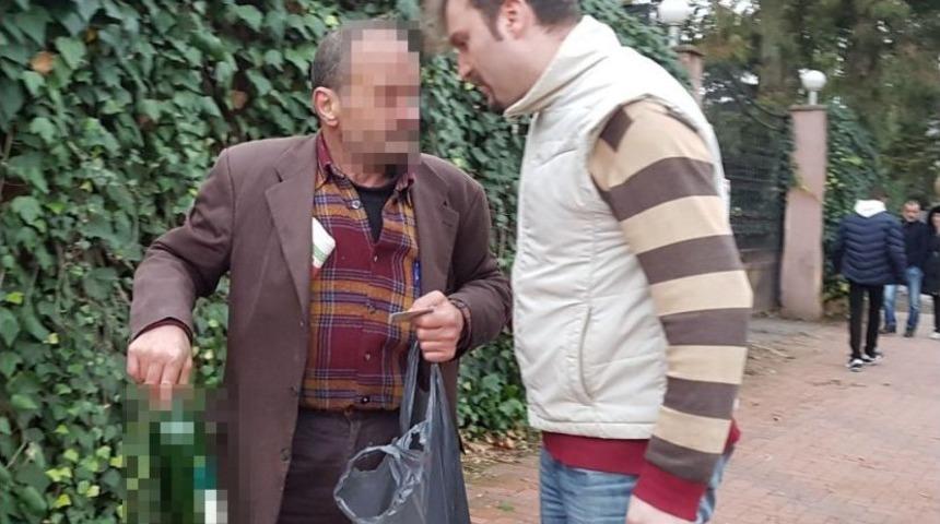 Alkol Alıp Yoldan Ge&ccedil;enlere Sataştı, Polisi G&ouml;r&uuml;nce İnkar Etti