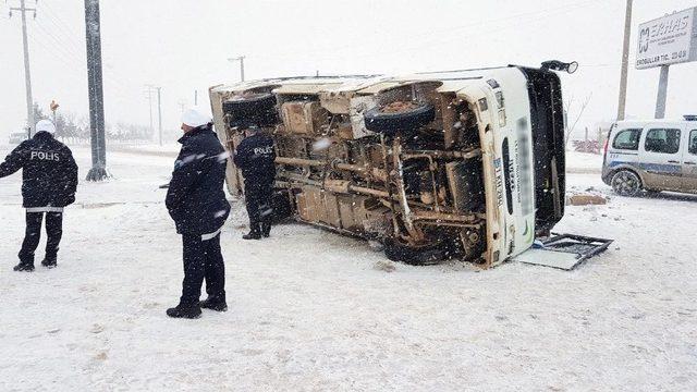 Kar Yağışı Ve Buzlanma Kazaya Neden Oldu: 10 Yaralı