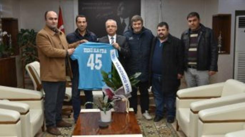 Başkan Kayda&rsquo;ya Formalarını Hediye Ettiler