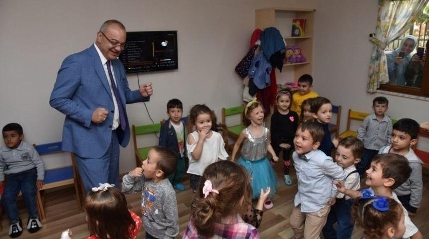 Başkan Erg&uuml;n&rsquo;den &Ccedil;ocuklara Yarıyıl Hediyesi