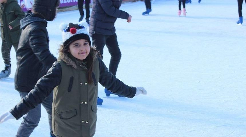 Çocuklar Tatilin Tadını Buz Pistinde Çıkarıyor