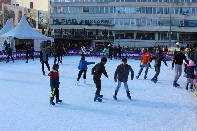 Çocuklar Tatilin Tadını Buz Pistinde Çıkarıyor