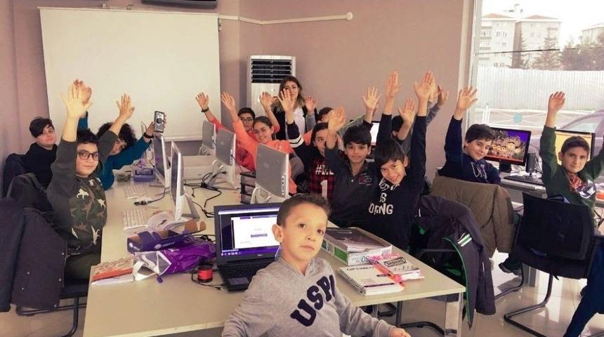 Kod Akademi İle &Ccedil;ocuklar Teknoloji &Uuml;retiyor