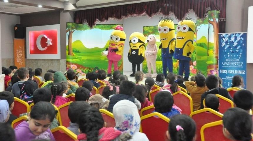 Minyonlar &Ccedil;ocuk Tiyatrosu İl&ccedil;elerde &Ccedil;ocuklarla Buluştu