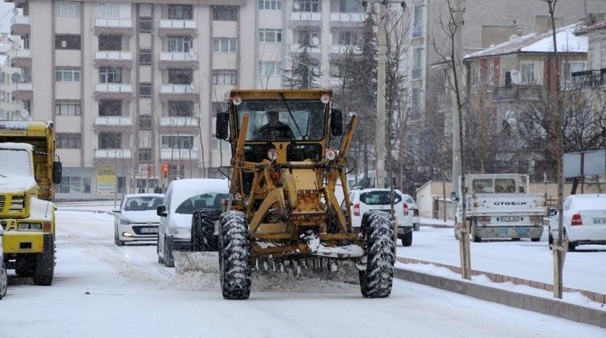 Kırşehir Belediyesi Kar Temizleme &Ccedil;alışmalarını S&uuml;rd&uuml;r&uuml;yor