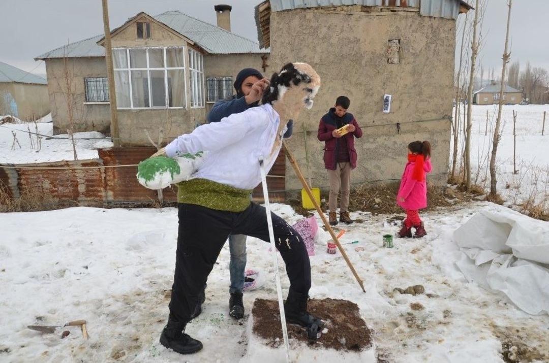 Y&uuml;ksekova&rsquo;da Kardan Seyit Onbaşı Heykeli