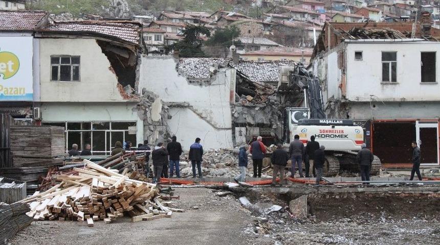 Akrabalarına Yardıma Gitti, Yıkılan Duvarın Altında Can Verdi