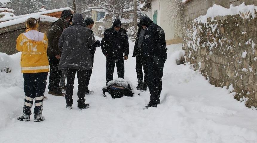 Konya&rsquo;da Bir Kişi Sokakta Kar Altında &Ouml;l&uuml; Bulundu