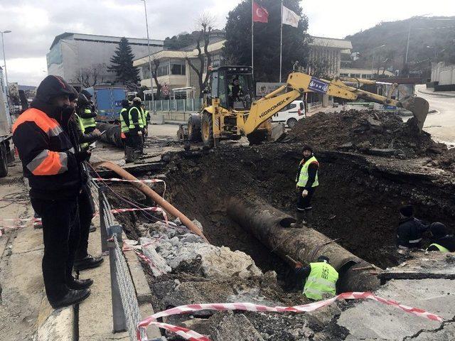 Tarabya’da Çöken Yoldaki Çalışmalar Devam Ediyor