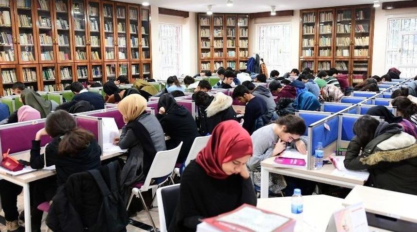 K&uuml;t&uuml;phanelerde Yarıyıl Yoğunluğu