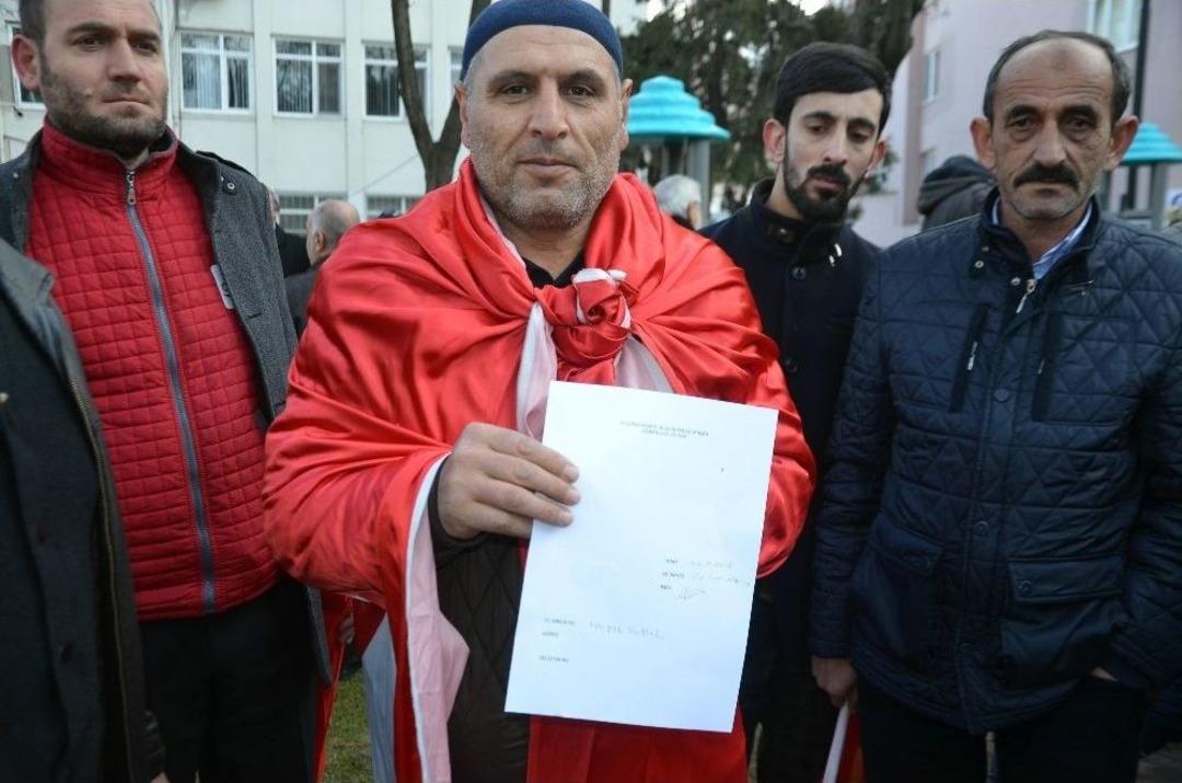 Şehit Babası Ve Vatandaşlar Zeytin Dalı Harekatı&rsquo;na Katılmak İ&ccedil;in Dilek&ccedil;e Verdi