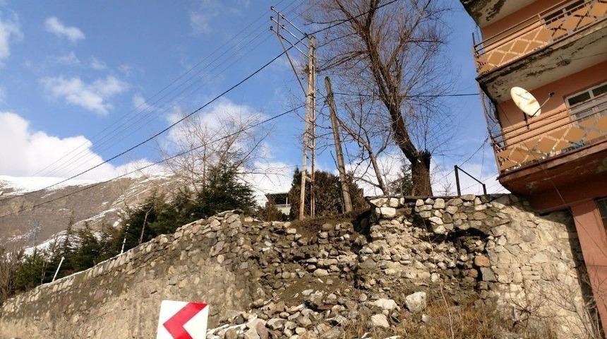 Yağışlara Dayanamayan İstinat Duvarı &Ccedil;&ouml;kt&uuml;