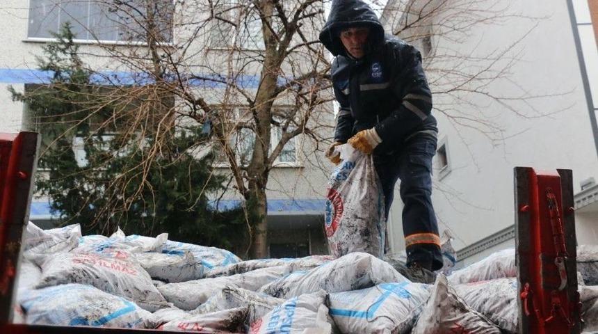 Ey&uuml;psultan Belediyesi&rsquo;nden İhtiya&ccedil; Sahiplerine K&ouml;m&uuml;r Yardımı
