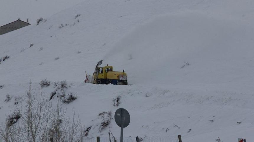 İl&ccedil;elerde Karla M&uuml;cadele S&uuml;r&uuml;yor