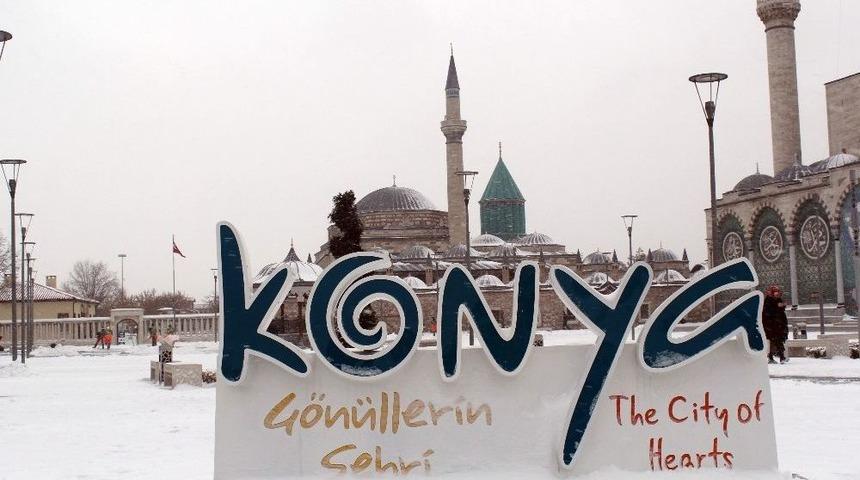 Konya Beyaza Büründü, Çocuklar Poşetle Kayarak Eğlendi