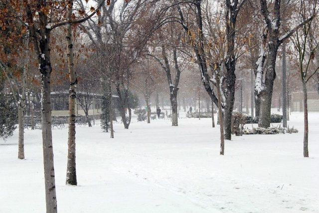 Konya Beyaza Büründü, Çocuklar Poşetle Kayarak Eğlendi